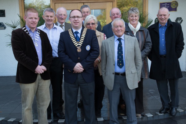 President Roy Crawford presenting a cheque for £1,000 to Mr Willie Prescott